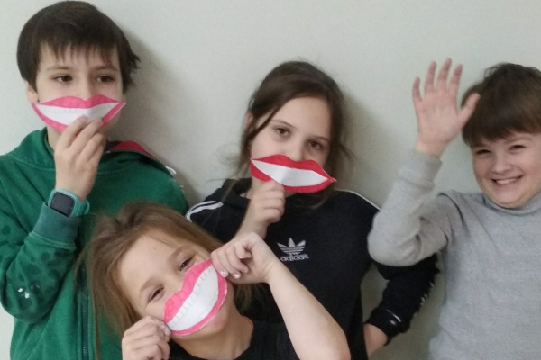 Покажи перепустку – усмішку